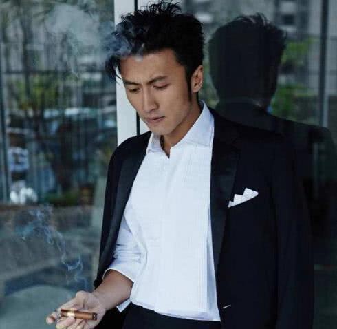 娱乐圈哪个男星抽烟,揭秘娱乐圈烟熏男星背后的故事